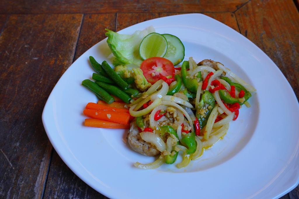 Yulia 2 Homestay Sanur מראה חיצוני תמונה